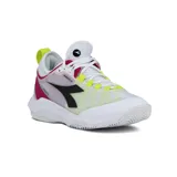 Championes deportivos Diadora modelo Speed Fly 4, diseñados para mujer. Presentan una combinación de colores blanco, fucsia, amarillo neón y negro, con malla transpirable y suela de goma.