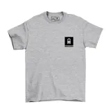 Remera gris melange de manga corta con cuello redondo. Cuenta con un pequeño estampado frontal en el pecho que incluye un cuadrado negro con un diseño y la inscripción Muertevideo.