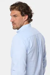 Camisa celeste de lino y algodón, de manga larga, corte slim, con cuello mao, medio abotonada y bolsillo en el pecho.