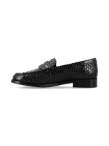 Mocasines negros de cuero con textura simil cocodrilo, adornados con tachas metálicas en los bordes y en la tira del empeine.