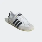 Championes Adidas Japan blancos con detalles en negro y beige. Diseño de cuero perforado con las tres tiras características de Adidas en los laterales.