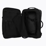 Mochila unisex de diseño minimalista y funcional, color negro, con múltiples compartimentos con cierre y logo de la marca Merrell grabado en el frente.