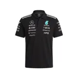 Remera polo Adidas de manga corta en color negro, parte de la colección Mercedes-AMG Petronas Formula 1. Cuenta con cuello camisero, cierre frontal con botones y múltiples logos de patrocinadores estampados en el pecho y las mangas. Incluye las icónicas tres tiras de Adidas en los hombros en color gris.
