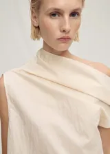 Blusa sin mangas de diseño recto con cuello asimétrico y drapeado, confeccionada en una mezcla de algodón y poliamida.