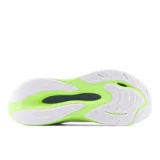 Championes de running New Balance FuelCell Propel v4, color blanco con detalles en verde y gris.
