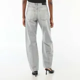 Pantalón jean de corte globo y tiro alto, color gris con efecto acid wash, confeccionado en algodón denim con diseño de perneras curvas.