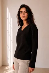 Sweater tejido de punto color bordó, con escote en V y mangas largas de corte clásico.