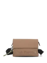 Cartera tipo bandolera de color marrón, con solapa frontal y logo de la marca grabado en relieve. Incluye una correa ajustable de color negro con detalles en verde claro.