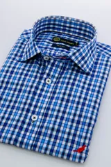 Camisa de vestir azul con rayas verticales blancas, corte slim fit y cuello americano.