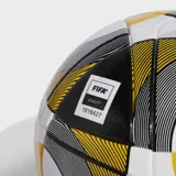 Pelota de fútbol Adidas modelo La Caprichosa, diseñada para la Kings League. Presenta un panelado con diseño gráfico en blanco, negro y amarillo, con el logo de Adidas y el emblema de la liga.