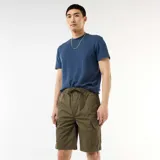 Bermuda cargo color verde militar de popelina, con cintura elástica con cordón ajustable y bolsillos laterales con solapa.