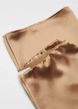 Pantalón wideleg de tejido satinado color tostado, con tiro alto y cintura elástica.