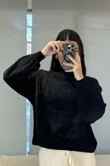Buzo de chenille color marrón, con cuello alto, mangas largas con puños ajustados y ruedo acanalado.
