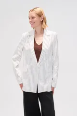 Blazer de viscosa a rayas verticales blancas y negras, con cuello solapa, cierre con botón y bolsillos delanteros.