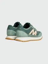 Zapatillas Moncler modelo Pacey2, confeccionadas en ante y nobuk en tonos verde militar, con detalles en blanco y marrón, cordones verde oscuro y suela dentada de goma.