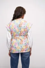 Chaleco con estampado floral multicolor, cuello mao, sin mangas y lazo de ajuste en la cintura.