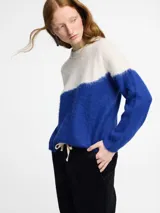 Sweater tejido en jersey con diseño a bloques de color blanco y azul.