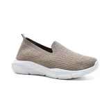 Zapato casual tipo slip-on color negro con textura brillante, elástico en el empeine y suela blanca.