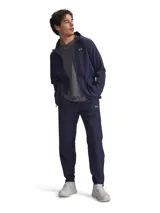 Campera deportiva Under Armour con tecnología UA Storm que repele el agua. Presenta diseño con capucha, cierre frontal completo, bolsillos laterales con cremallera y puños elásticos. Incluye detalles reflectantes y ventilaciones para mayor transpirabilidad.