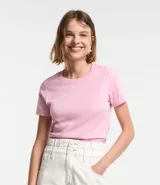 Remera básica de media malla color rosado, con cuello redondo y manga corta.