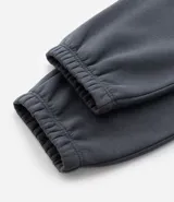 Pantalón jogger de algodón con felpa, color beige, con cintura elástica, cordón ajustable y puños elásticos en los tobillos. Cuenta con bolsillos laterales y un bolsillo posterior.