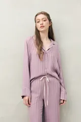 Pantalón de pijama blanco de viscosa liviana, de calce relajado y caída fluida. Cuenta con cintura con lazo regulable y diseño de pierna recta.