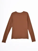 Remera de manga larga con cuello redondo, diseño básico y corte ajustado.