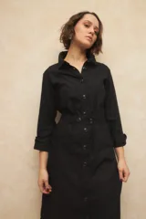 Vestido largo tipo camisero de lino color marrón topo, con botones a tono, bolsillos laterales y cinto del mismo material.