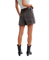 Short de tiro alto con diseño de cinco bolsillos, confeccionado en gamuza vegana de textura suave y silueta relajada.
