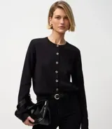 Cardigan negro de punto con escote redondo, mangas largas y cierre delantero con botones dorados.