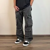 Pantalón de jean estilo cargo con corte baggy, color azul lavado. Presenta cuatro bolsillos laterales de gran tamaño con solapa y cierre de botones, diseño de pierna ancha y tiro medio.