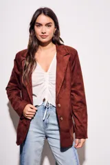 Blazer color marrón de gamuza sintética, corte clásico, con solapas y cierre con dos botones.