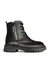 Bota militar de mujer color negro, con cordones frontales, suela track gruesa y cierre lateral decorado con una cinta estampada.