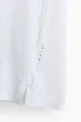 Remera deportiva de running en color blanco, confeccionada en tejido funcional DryMove™ de corte estándar con cuello redondo, detalles reflectantes y aberturas laterales en el bajo.