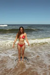 Top de bikini triángulo color rojo terciopelo, con tirantes finos ajustables y copas removibles.