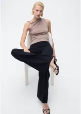 Pantalón de punto fino con diseño wide leg, tiro medio y cintura elástica.