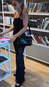 Pantalón largo de encaje negro, de corte recto y tiro alto.