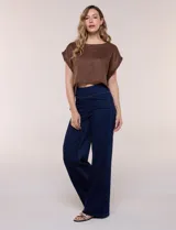 Jegging de denim azul oscuro con silueta estilo palazzo, tiro alto y pierna amplia, con pretina ancha elástica y sin bolsillos frontales.