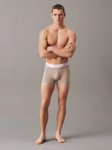 Pack de tres boxers Calvin Klein Modern Cotton en colores beige, verde militar y negro. Confeccionados en modal elástico suave con malla perforada para mayor transpirabilidad y absorción de humedad. Cuentan con cintura media y elástico distintivo de Calvin Klein.