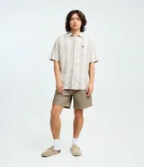 Bermuda masculina confeccionada en sarga texturizada, de corte regular. Cuenta con cintura elástica con ajuste por cordón, bolsillos laterales y un bolsillo trasero aplicado.