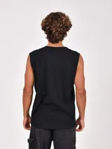 Musculosa negra de corte recto, sin mangas y con cuello redondo. Presenta un estampado frontal en blanco con texto en tipografía estilo retro.