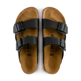 Sandalias Birkenstock modelo Arizona, con diseño de dos tiras ajustables con hebillas metálicas. Presentan una plantilla anatómica de corcho y suela de goma antideslizante.