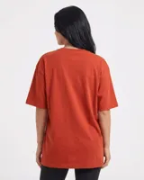 Remerón oversize de manga corta, color ladrillo, confeccionado en algodón.