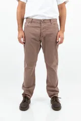 Pantalón de jean marrón con corte clásico, tiro medio y corte recto.