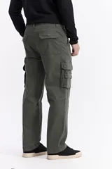 Pantalón cargo de corte baggy, color beige, con bolsillos laterales tipo cargo con cierre y solapa, y diseño de pierna ancha.