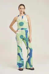 Blusa sin mangas con cuello redondo y estampado geométrico en tonos marrón, verde lima y blanco.