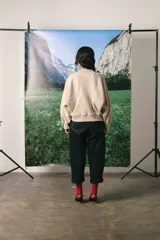 Pantalón negro de corte recto con costuras blancas contrastantes y detalle de cordones cruzados en la cintura.