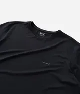 Remera deportiva negra de manga corta, cuello redondo y corte regular. Presenta un pequeño logo estampado en el pecho.