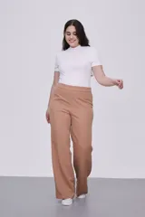 Pantalon de corte recto y tiro alto, confeccionado en tela de poliester de color marron.