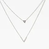 Collar doble plateado con cadena fina. El collar más corto tiene un dije triangular con un pequeño cristal en el centro. El collar más largo tiene un dije en forma de V.